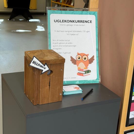 Billede af plakat, deltagelsessedler og fuglekasse