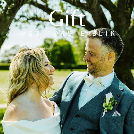 Foto af lykkeligt brudepar med teksten "Gift ved første blik".